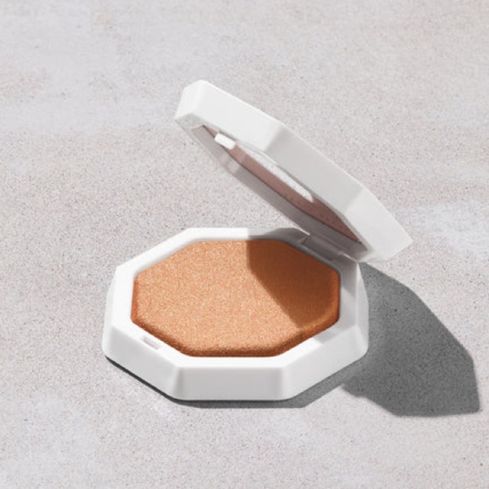 Fenty Beauty Demi'Glow Highlighter - Trophies in Truffle